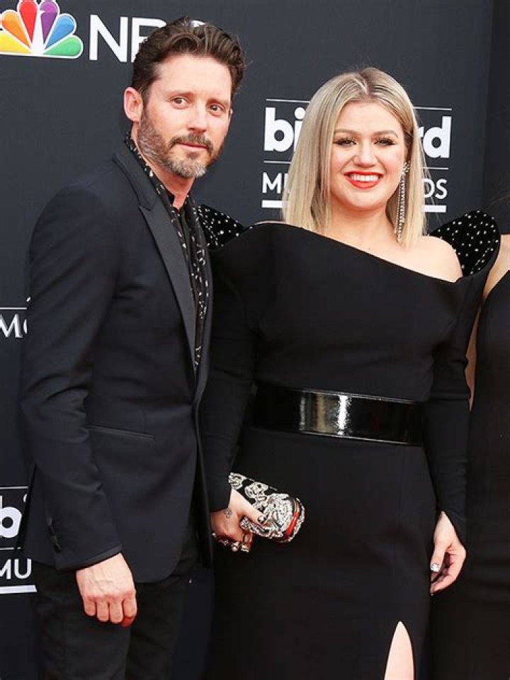 Kelly Clarkson Disses Ex-Husband Brandon Blackstock In New Song ‘Mine’ – Hollywood Life