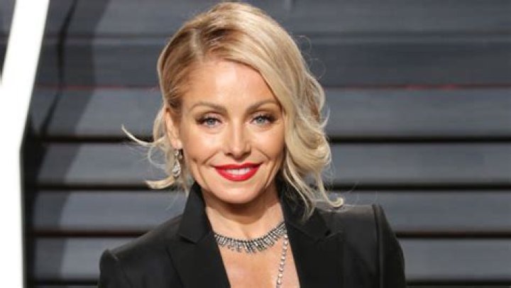 Kelly Ripa, 49, Cuts Her Own Hair With Kitchen Scissors & Shows Off Her Gray Roots — Pics