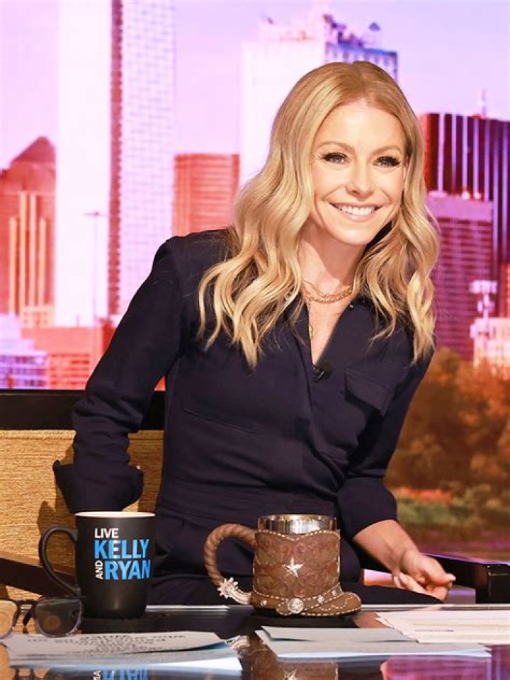 Kelly Ripa Talks Sexism On ‘Live!’, Michael Strahan Exit – Hollywood Life