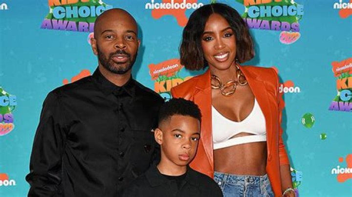 Kelly Rowland In Bikini Top With Son & Husband At Kids Choice Awards – Hollywood Life