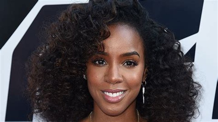 Kelly Rowland Shows Her Growing Baby Bump & Makes ‘Bootylicious’ Joke – Hollywood Life