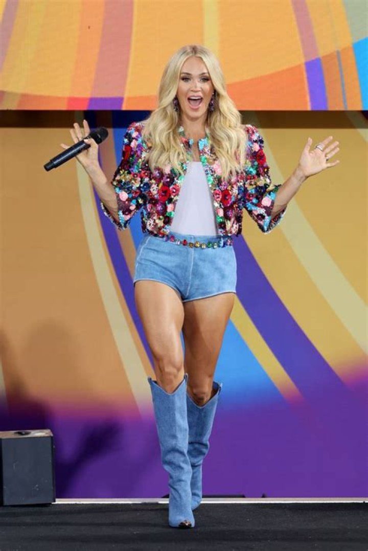 Kelsea Ballerini Shows Off Her Toned Legs In Pink Mini Skirt For Brad Paisley’s ABC Special