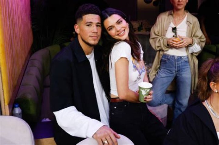Kendall Jenner Reveals BF Devin Booker Is Her Phone Lock Screen Photo – Hollywood Life