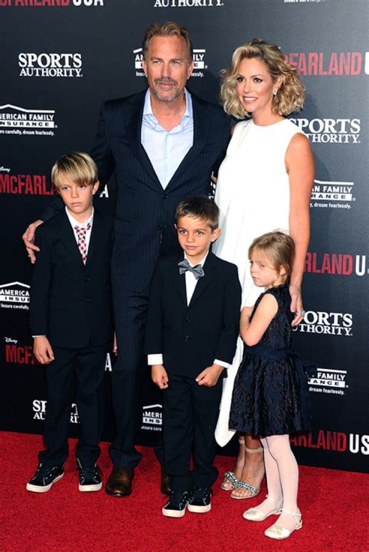 Kevin Costner & His 3 Kids Vacation In Aspen Amid Divorce: Photos – Hollywood Life