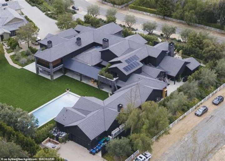 Khloe Kardashian & Kris Jenner’s New Hidden Hills Homes: Pics – Hollywood Life