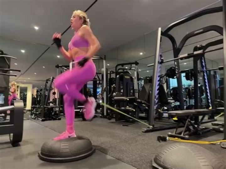 Khloe Kardashian’s Pink Leggings & Sports Bra – Workout Photo – Hollywood Life