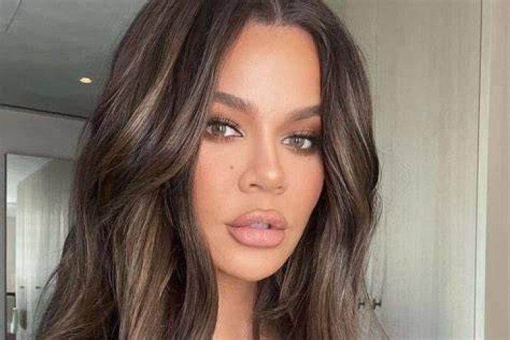 Khloe Kardashian’s Spray Tan Malfunction — See Her White Hands & Brown Body