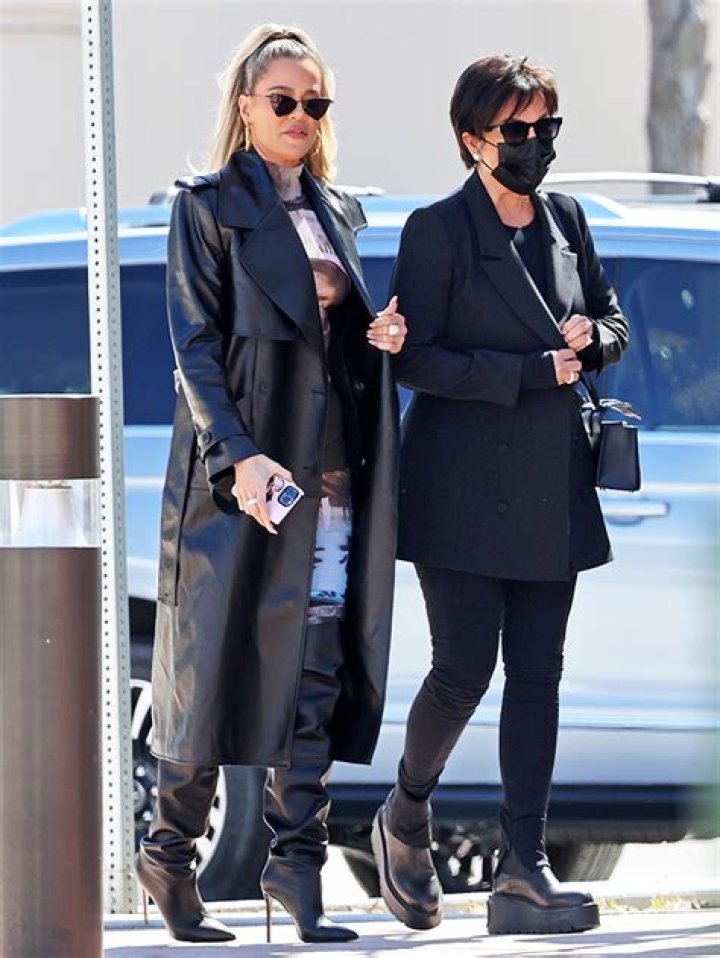 Khloe Kardashian’s Tight Dress & Leather Boots With Kris Jenner Photos – Hollywood Life