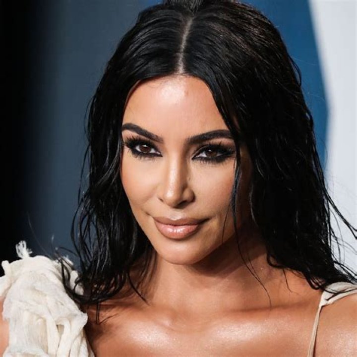 Kim Kardashian’s Pink String Bikini By The Pool: Photos – Hollywood Life