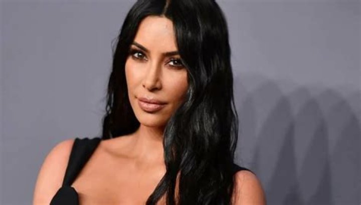 Kim Kardashian Shows Off New $50K Custom Diamond Name Chain: Photo – Hollywood Life