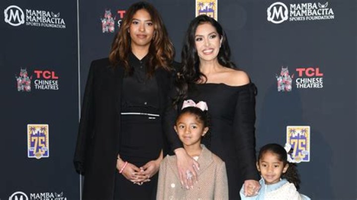 Kobe & Vanessa Bryant’s Daughter Natalia & Bianka Dance In TikTok Video – Hollywood Life
