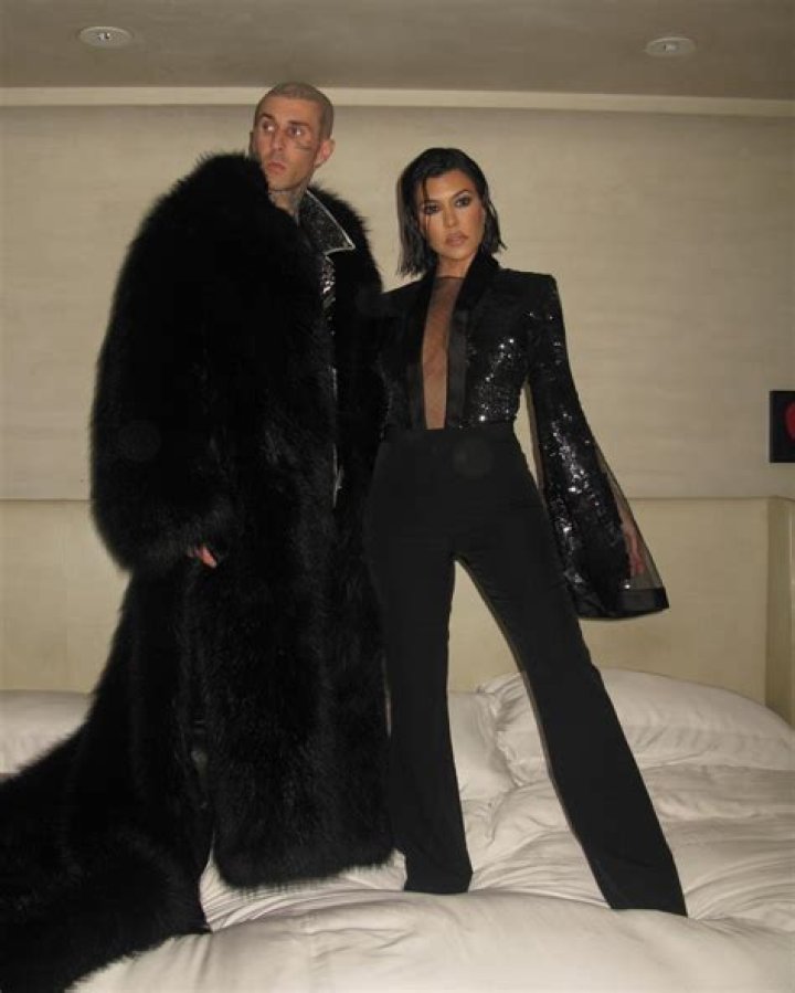 Kourtney Kardashian Rocks Baggy Shirt, Pants On Travis Barker Date – Hollywood Life