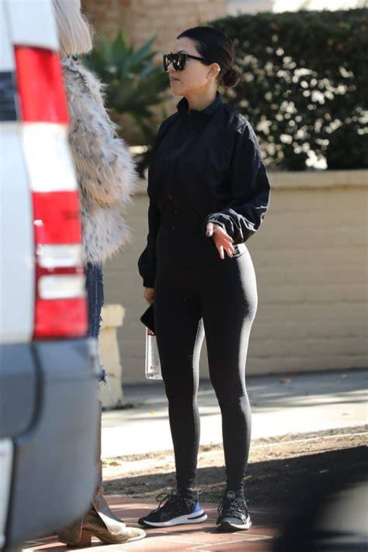 Kourtney Kardashian Shows Off Mansion & Workout In Addison Rae Video – Hollywood Life