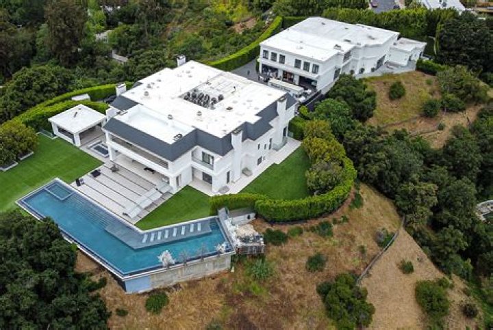 Kris Jenner’s $9.9 Million Mansion — PICS