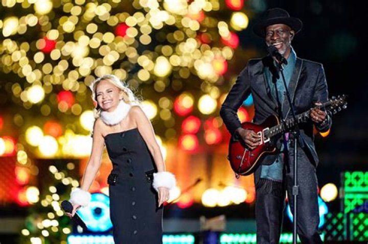 Kristin Chenoweth At National Christmas Tree Lighting 2021: Photos – Hollywood Life