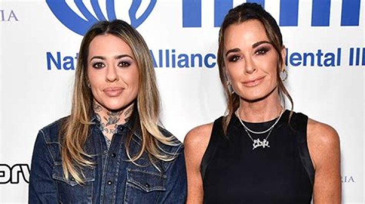 Kyle Richards and Morgan Wade Attend Kathy Hilton’s Holiday Party – Hollywood Life