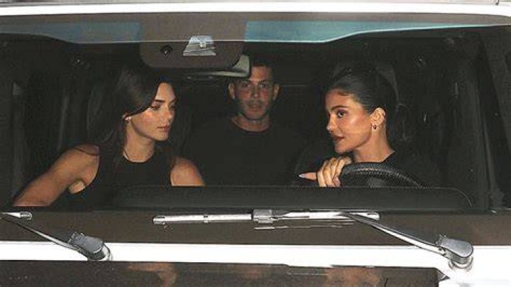 Kylie Jenner Glows During Dinner Date With Kendall & Friend Fai – Hollywood Life