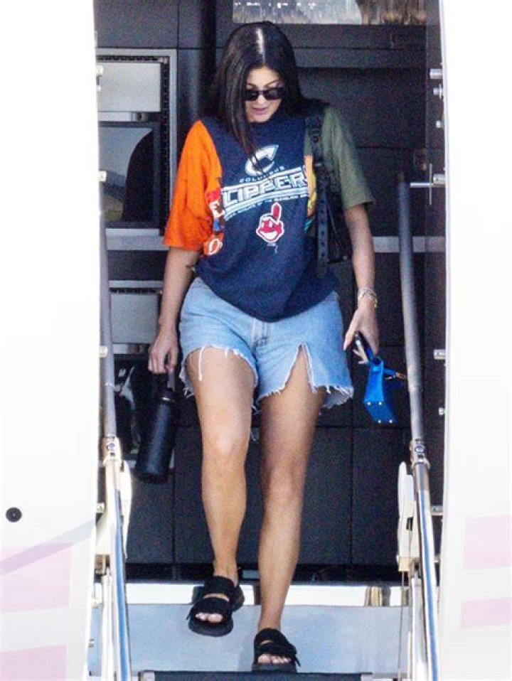 Kylie Jenner Rocks Daisy Dukes & Goes Makeup-Free On $70M Private Jet: Photos