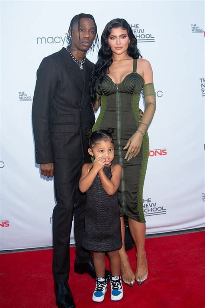 Kylie Jenner Shares Family Photos Featuring Her Son, Stormi & More – Hollywood Life