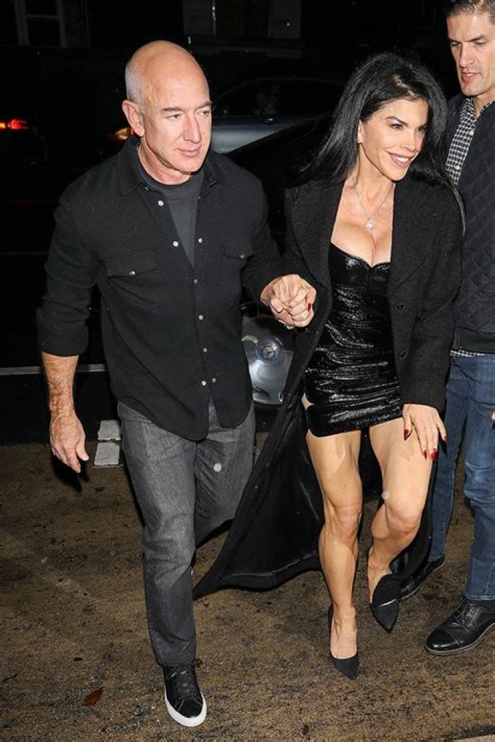 Lauren Sanchez Rocks Black Mini On Date With Jeff Bezos: Photos – Hollywood Life