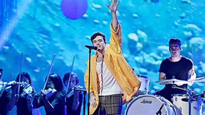 Lauv Kicks Off The 2018 Teen Choice Awards With Sexy Performance Of ‘I Like Me Better’