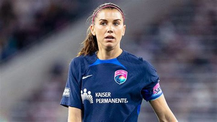 Learn About The US Soccer Star & World Cup Champ – Hollywood Life