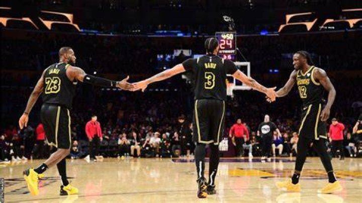 LeBron James Pays Tribute To Kobe With Black Mamba Lakers Jersey – Hollywood Life