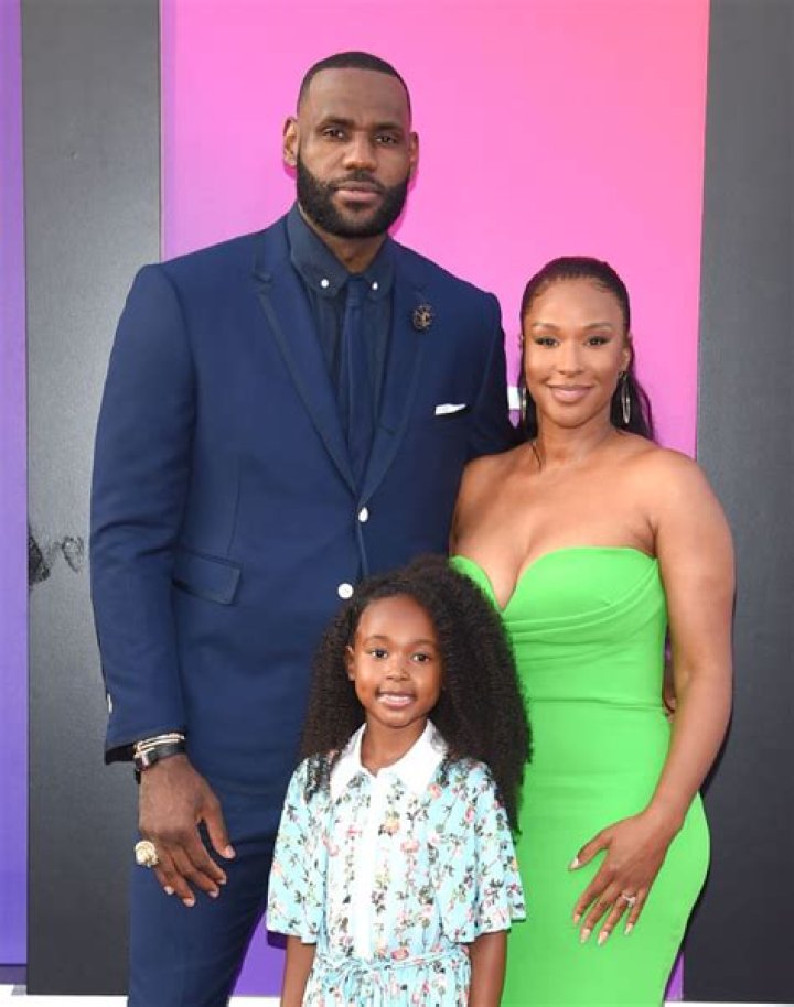 LeBron James, Wife Savannah Share LA Home With Family: Photo – Hollywood Life