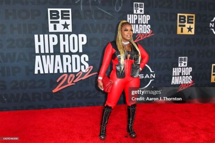 Lil’ Kim Refers To Her Fans As ‘Beehive’ At BET Hip Hop Awards & Beyoncé Fans Are Furious