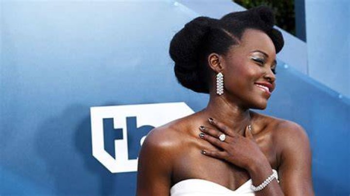 Lupita Nyong’o Does Pushups, Lunges, & Squats During Workout: Watch – Hollywood Life