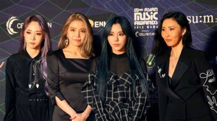 MAMAMOO’s Hwasa Debuts 1st Solo Music Video For ‘Twit’ With Epic Cameo From Her Bandmate