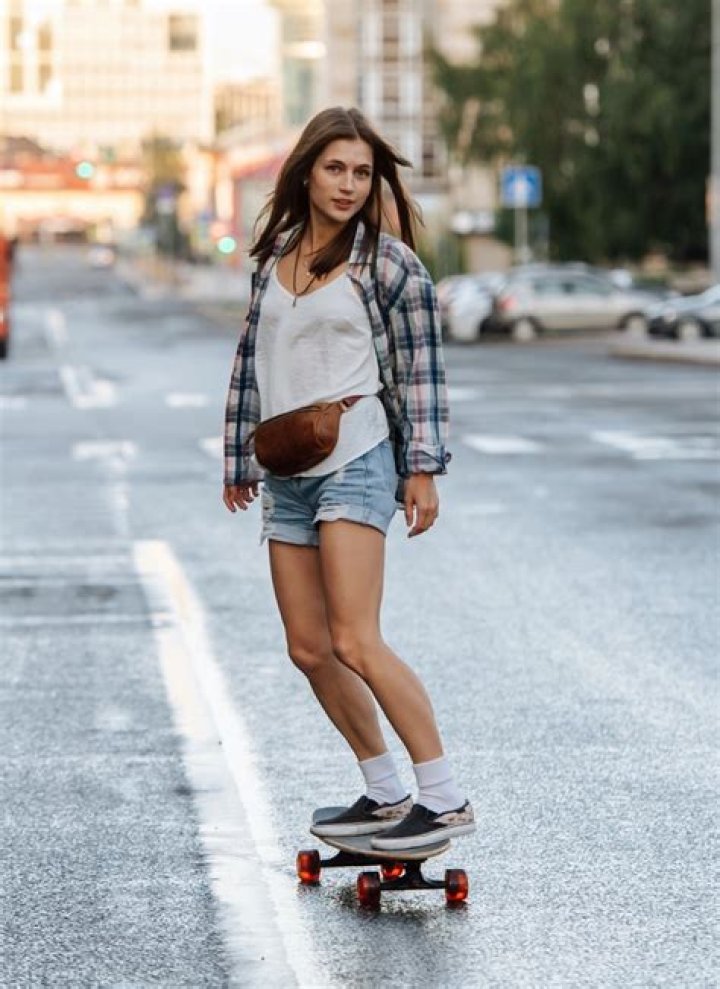 Maren Morris Looks Fabulous In Tiny Daisy Dukes & Striped Crop Top While Roller Skating