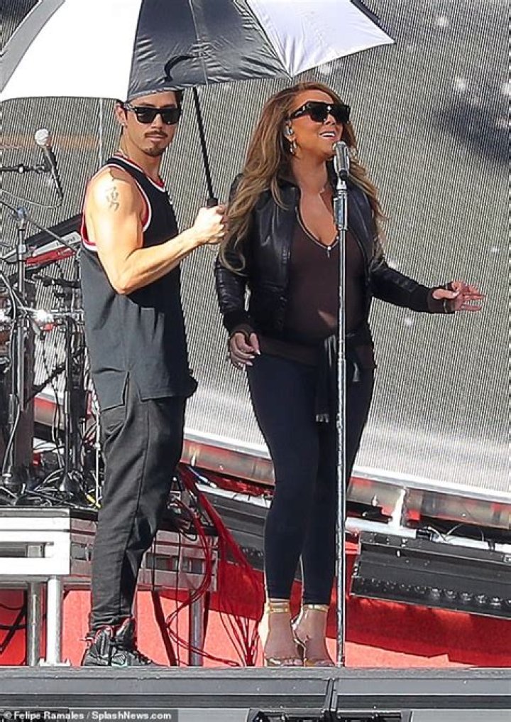 Mariah Carey Is A Golden Goddess In Plunging Sequin Gown For Global Citizen Concert: Watch