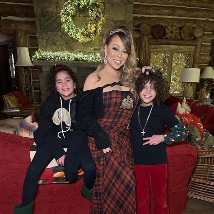 Mariah Carey Shows Off Cleavage After Massive Weight Loss — Pics – Hollywood Life