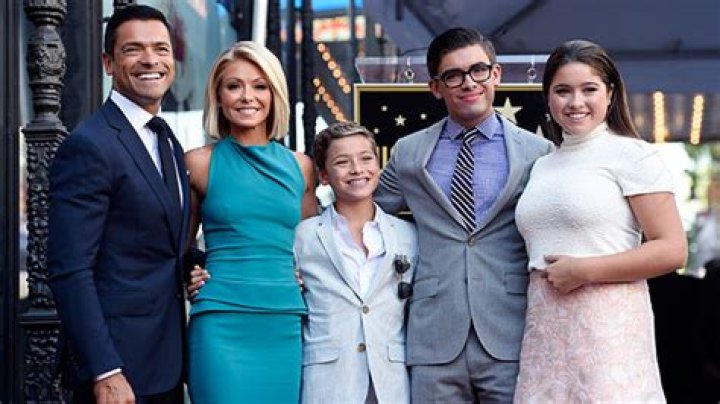 Mark Consuelos, Kelly Ripa & Kids Reunite After 3 Months Apart – Hollywood Life