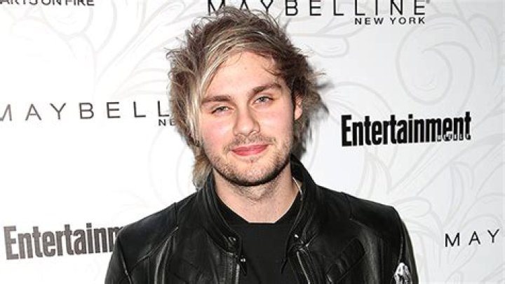 Michael Clifford Apology After Past Offensive Tweets Resurface – Hollywood Life