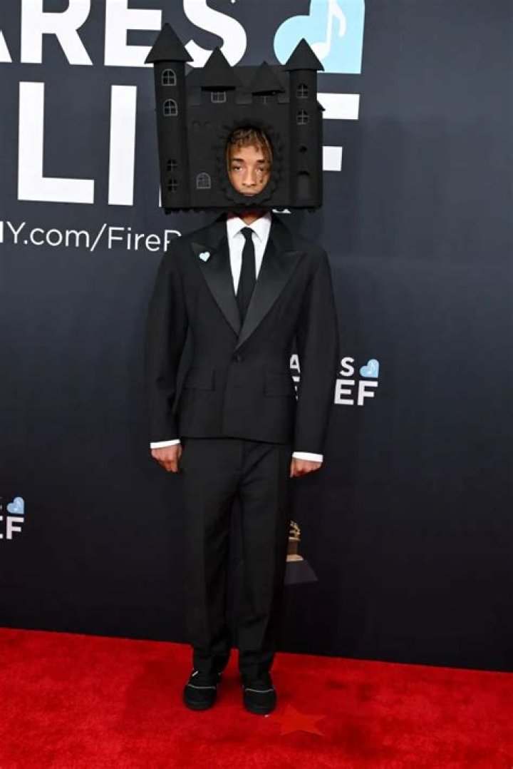 Mike Posner Covers His Face Like Sia With Bizarre Headpiece At Movie Awards — Pics