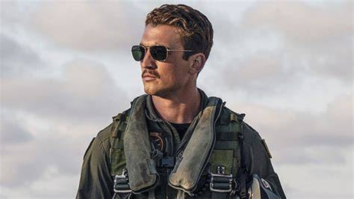 Miles Teller Jokes About Tom Cruise & ‘Top Gun’ In Monologue – Hollywood Life