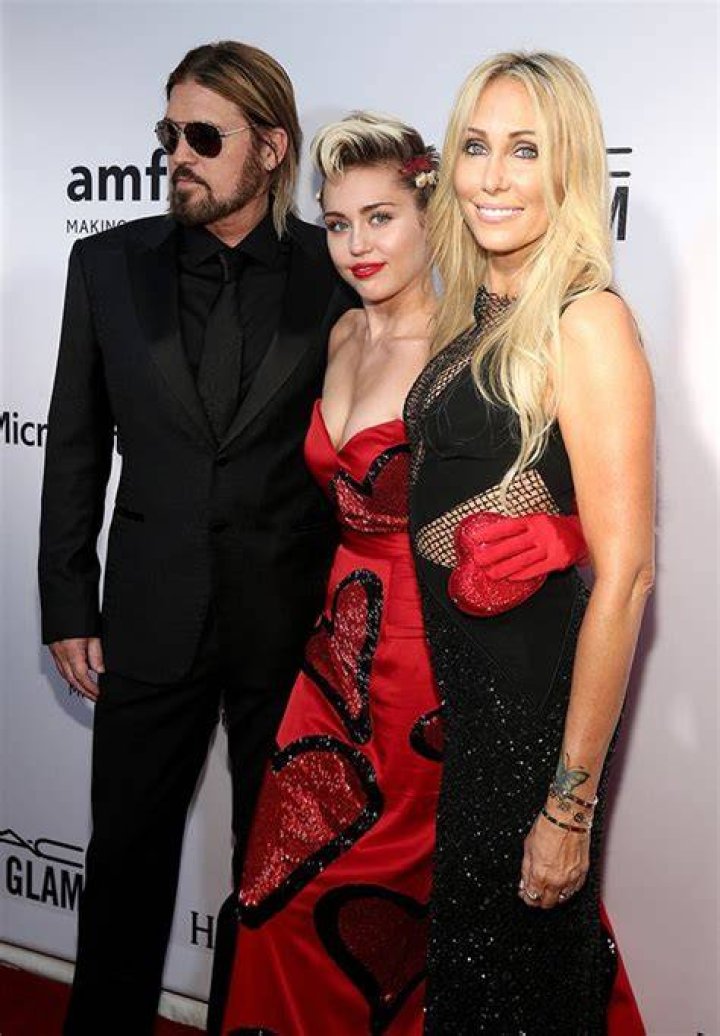 Miley Cyrus’ Mom Suffers Wardrobe Malfunction At amfAR Gala – Hollywood Life