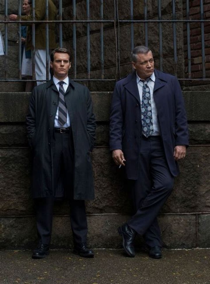 ‘Mindhunter’s Holt McCallany Reveals Bill Tench Is ‘Under A Lot Of Pressure’ In Season 2 & More