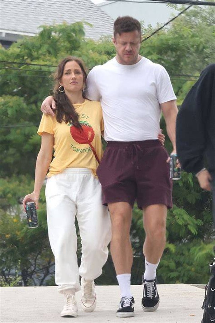 Minka Kelly & Dan Reynolds Enjoy PDA Running Errands In LA: Photos – Hollywood Life