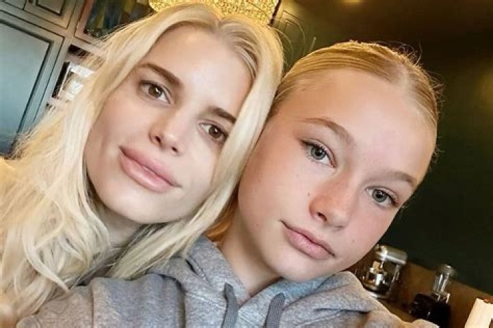 Mom & Daughter Look Identical In Side-By-Side – Hollywood Life