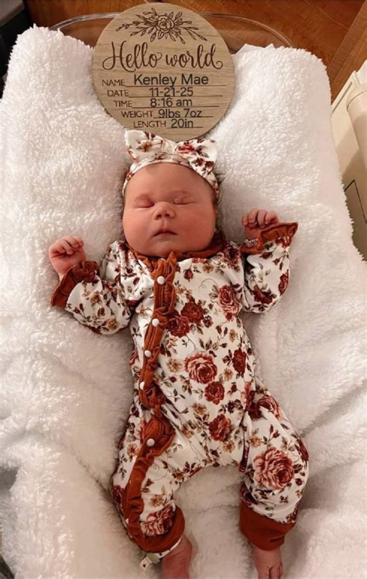 Mom Has Painful Ovaries Removed, Doctors Find 9lb Baby Inside
