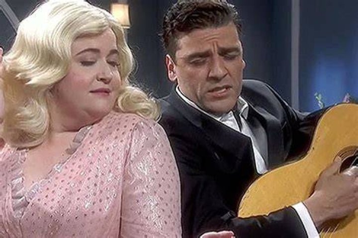 Oscar Isaac Romances Aidy Bryant And Harmonizes With Charli XCX On Hilarious ‘SNL’ Debut