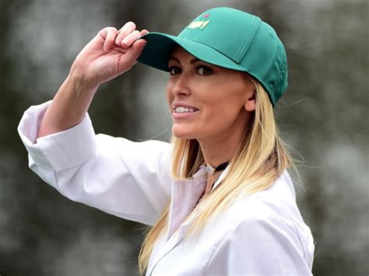 Paulina Gretzky Shows Off Abs In Tiny String Bikini While Lounging On The Beach — Pic