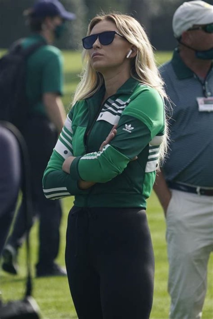 Paulina Gretzky Shows Off Amazing Winter Tan In Tiny Green Bikini — Photos