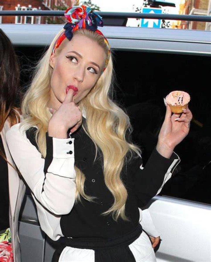 Photos of Celebs Chowing Down – Hollywood Life