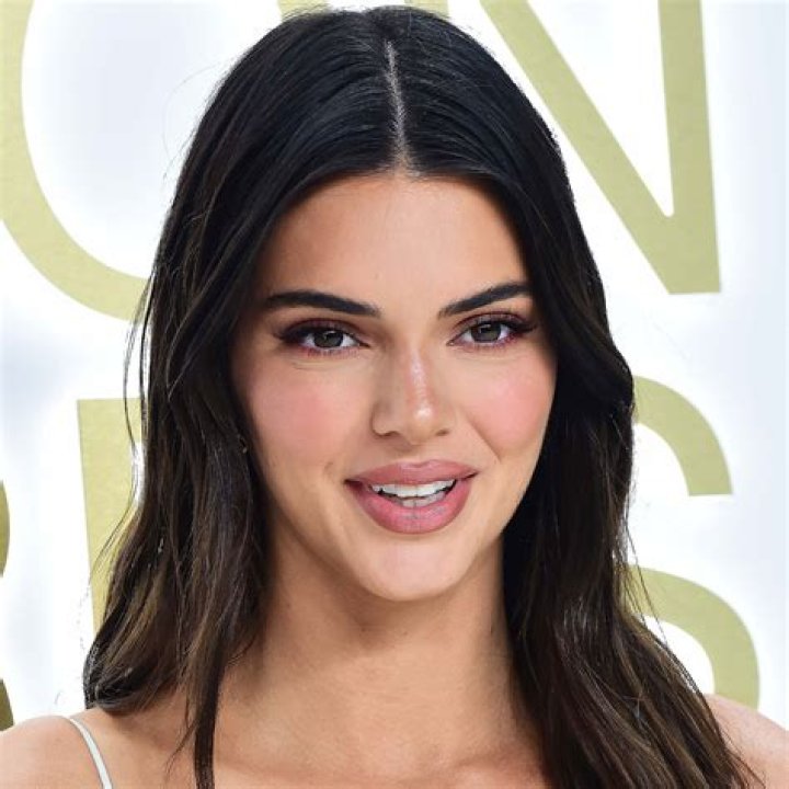 [PIC] Kendall Jenner’s Sexy Instagram — Reality Star Posts Yoga Photo – Hollywood Life
