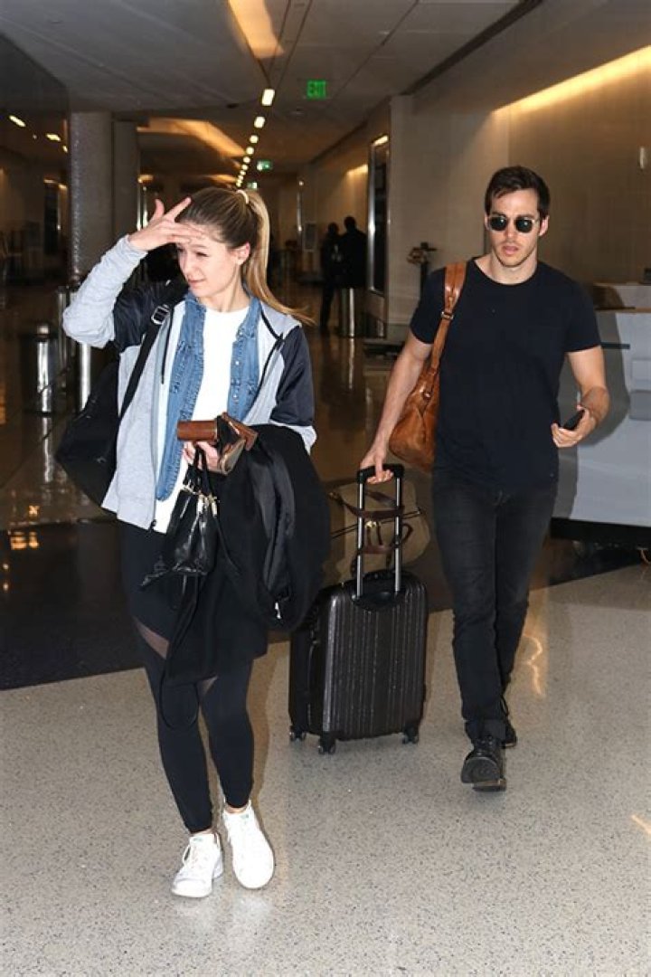 [PIC] Melissa Benoist & Chris Wood Dating? — ‘Supergirl’ Co-Stars Seen At LAX – Hollywood Life