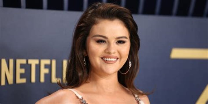 [PIC] Selena Gomez’s Nip Slip — Star Shows Serious Cleavage On Music Video Set – Hollywood Life